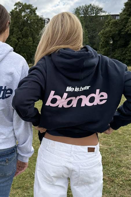 Pull « life is better blonde »